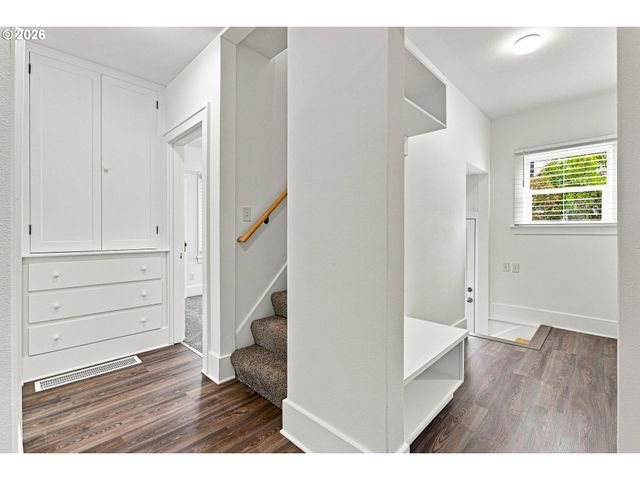 240 E CLARENDON St, Gladstone, OR 97027