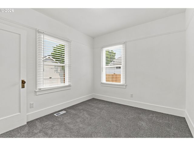 240 E CLARENDON St, Gladstone, OR 97027