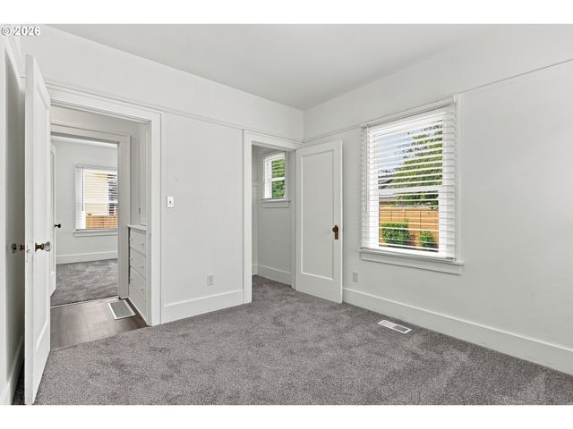 240 E CLARENDON St, Gladstone, OR 97027