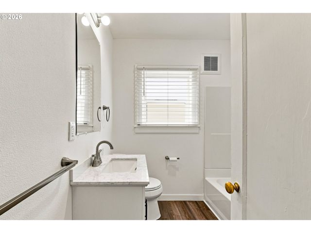 240 E CLARENDON St, Gladstone, OR 97027