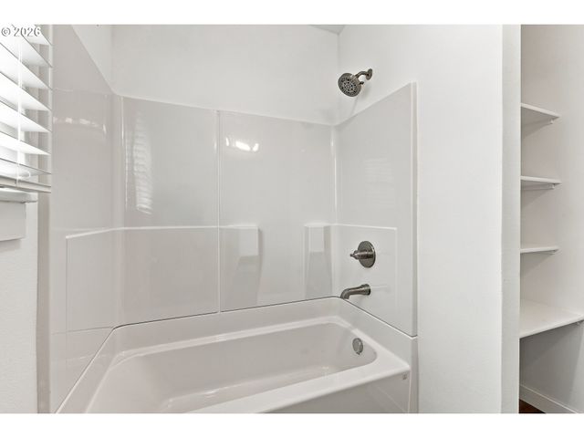 240 E CLARENDON St, Gladstone, OR 97027