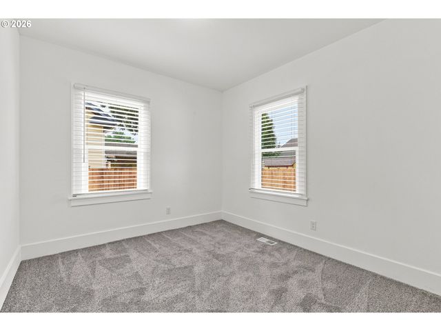 240 E CLARENDON St, Gladstone, OR 97027
