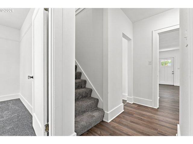 240 E CLARENDON St, Gladstone, OR 97027