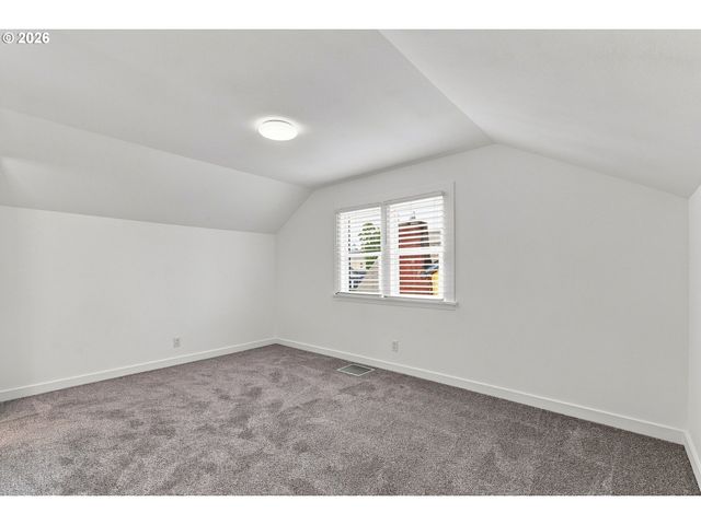 240 E CLARENDON St, Gladstone, OR 97027