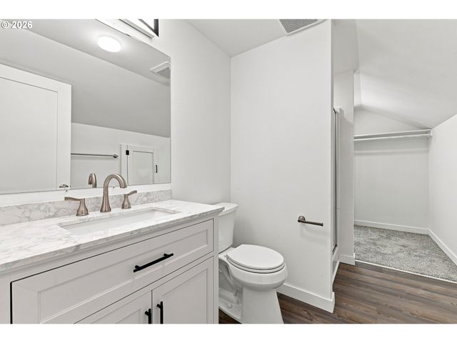 240 E CLARENDON St, Gladstone, OR 97027