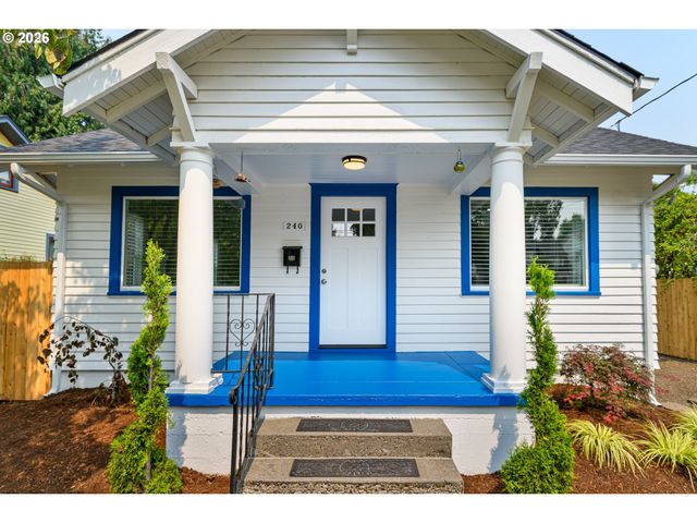 240 E CLARENDON St, Gladstone, OR 97027