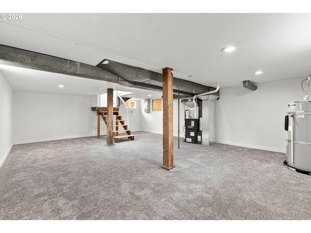 240 E CLARENDON St, Gladstone, OR 97027