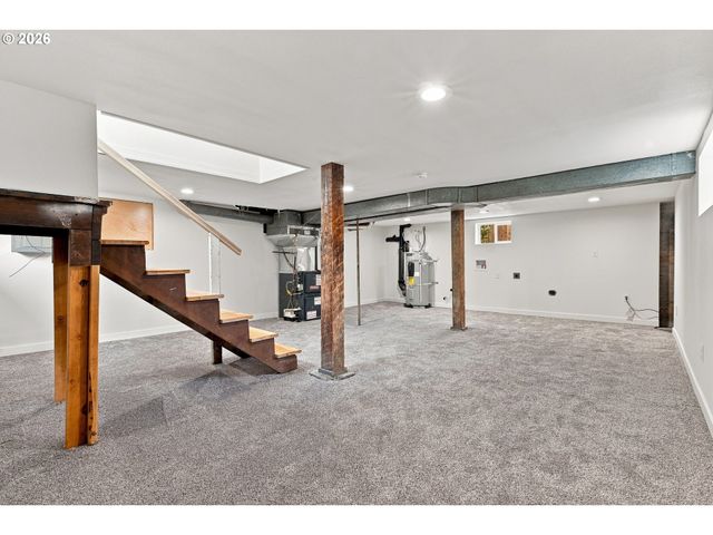240 E CLARENDON St, Gladstone, OR 97027