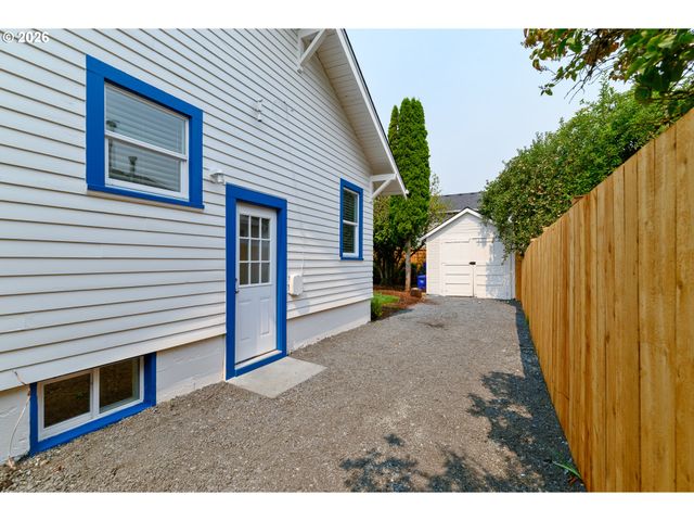 240 E CLARENDON St, Gladstone, OR 97027