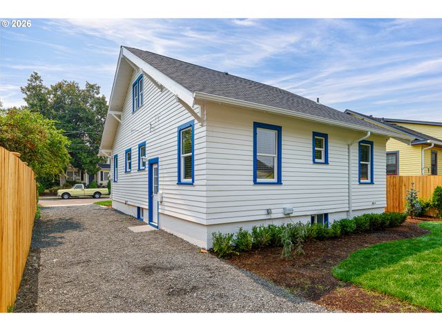 240 E CLARENDON St, Gladstone, OR 97027