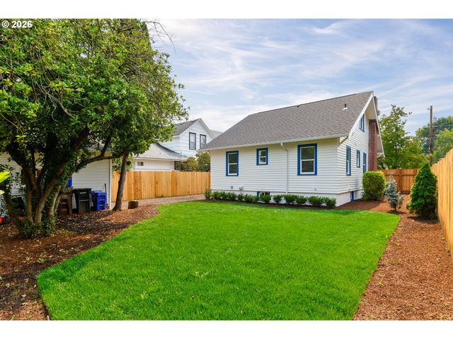 240 E CLARENDON St, Gladstone, OR 97027