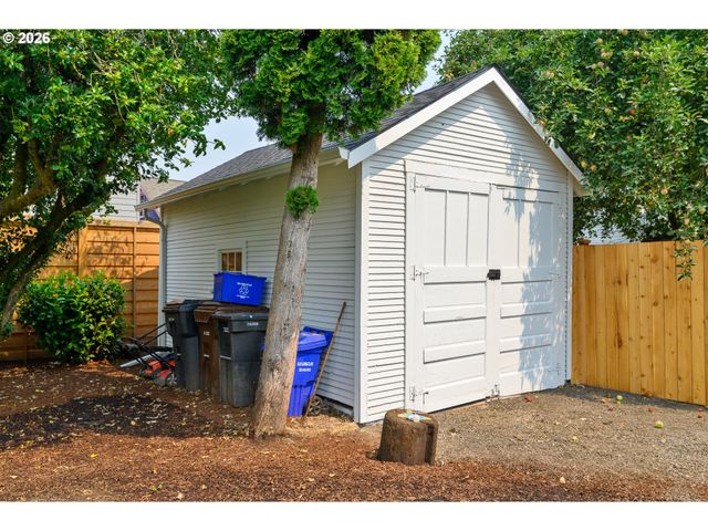240 E CLARENDON St, Gladstone, OR 97027