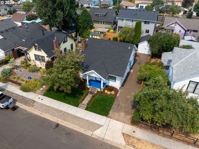 240 E CLARENDON St, Gladstone, OR 97027