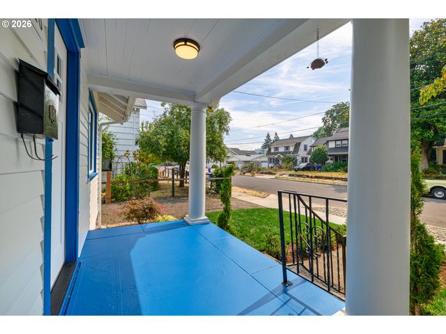 240 E CLARENDON St, Gladstone, OR 97027