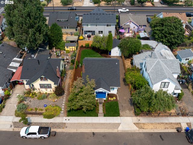 240 E CLARENDON St, Gladstone, OR 97027