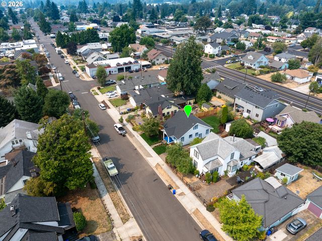 240 E CLARENDON St, Gladstone, OR 97027