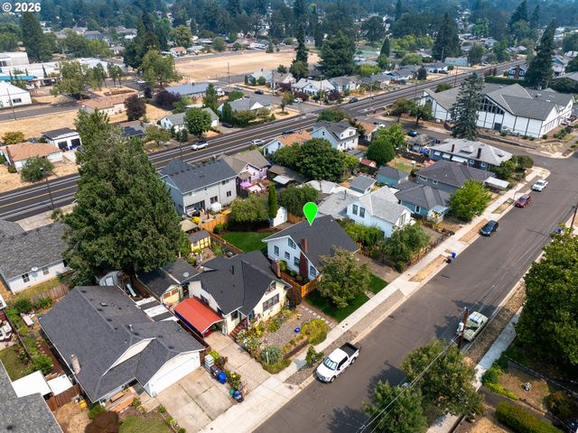 240 E CLARENDON St, Gladstone, OR 97027