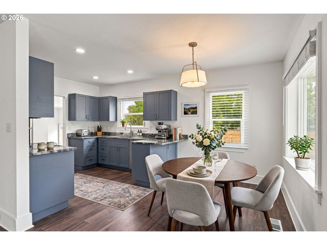 240 E CLARENDON St, Gladstone, OR 97027