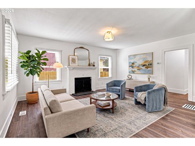 240 E CLARENDON St, Gladstone, OR 97027