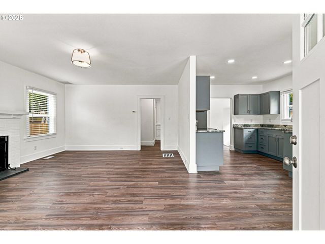 240 E CLARENDON St, Gladstone, OR 97027
