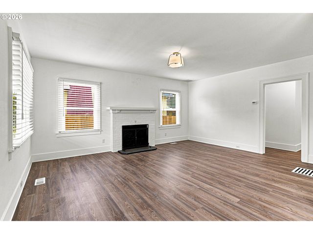 240 E CLARENDON St, Gladstone, OR 97027
