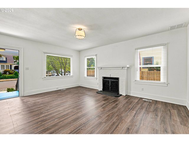 240 E CLARENDON St, Gladstone, OR 97027