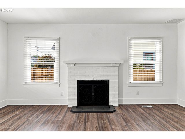 240 E CLARENDON St, Gladstone, OR 97027