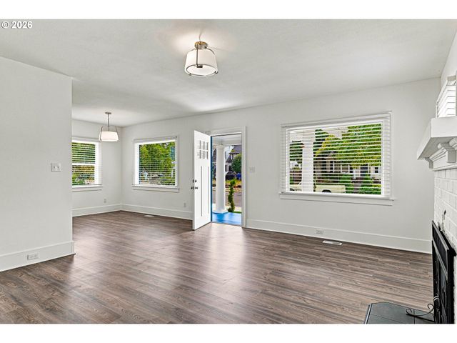 240 E CLARENDON St, Gladstone, OR 97027