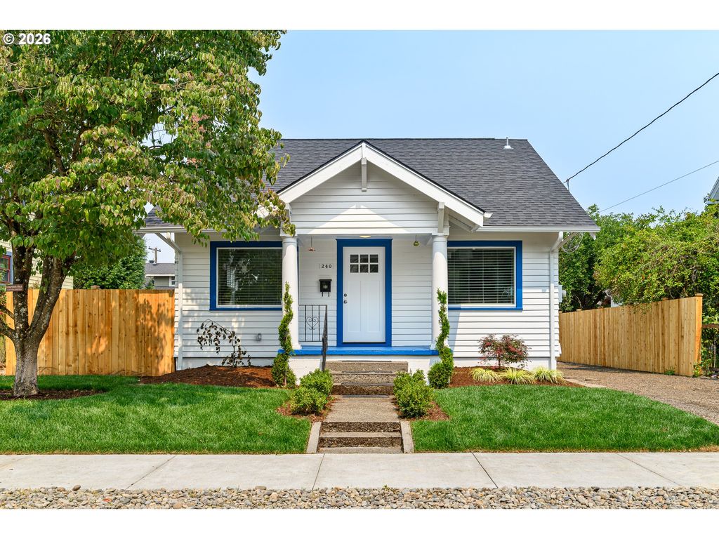 240 E CLARENDON St, Gladstone, OR 97027