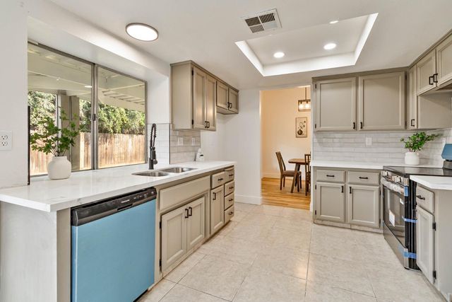 7330 N Woodrow Avenue, Fresno, CA 93720