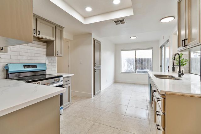 7330 N Woodrow Avenue, Fresno, CA 93720