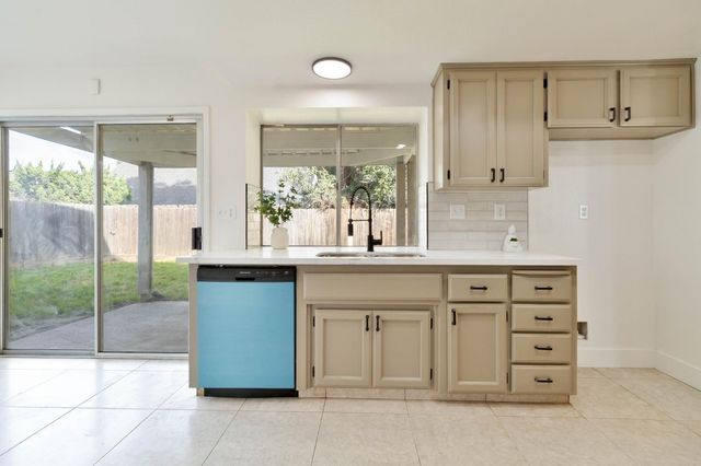 7330 N Woodrow Avenue, Fresno, CA 93720