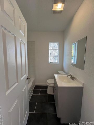 1134 W Thoraine, San Antonio, TX 78201