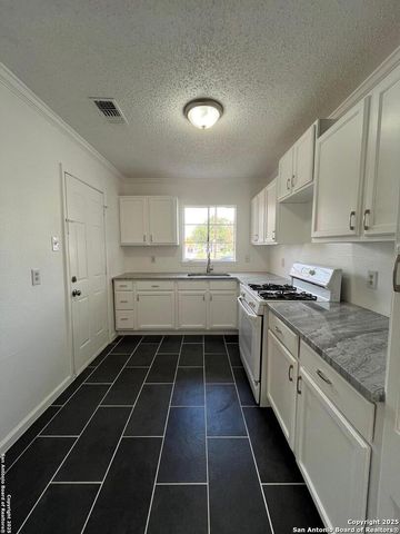 1134 W Thoraine, San Antonio, TX 78201