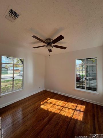 1134 W Thoraine, San Antonio, TX 78201