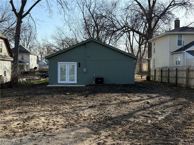 112 S Elm Street, Ottawa, KS 66067