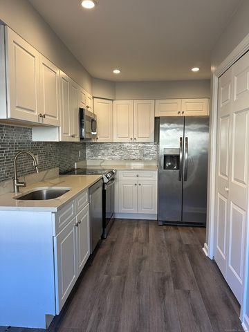 13 Deer Run 13, Bethel, CT 06801