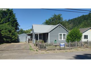 317 S CEDAR St, Drain, OR 97435