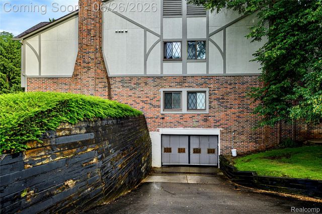 42160 Woodward Avenue 7, Bloomfield Hills, MI 48304