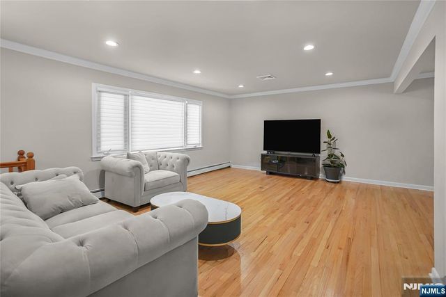 318 Briarcliff Lane, Paramus, NJ 07652