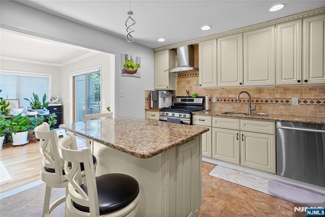 318 Briarcliff Lane, Paramus, NJ 07652