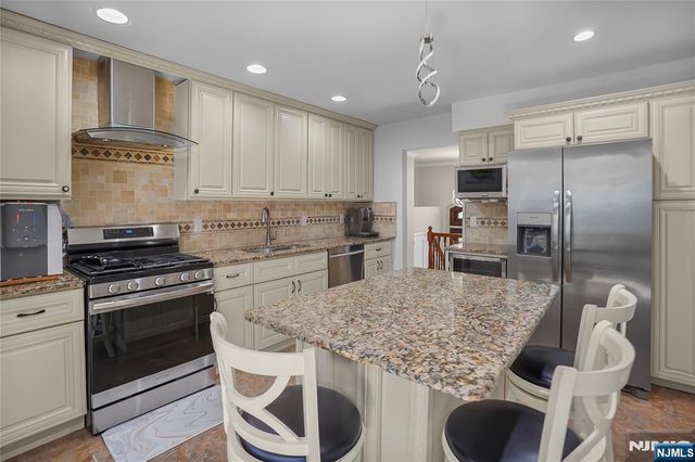 318 Briarcliff Lane, Paramus, NJ 07652