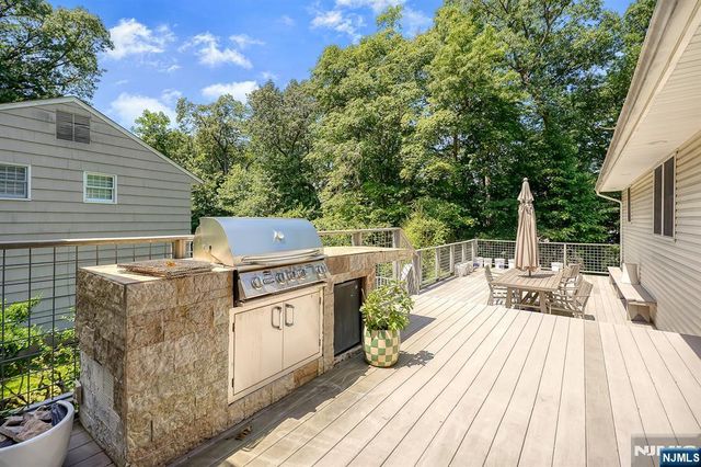 318 Briarcliff Lane, Paramus, NJ 07652