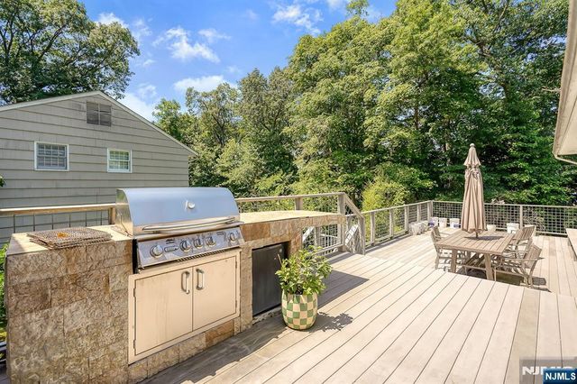 318 Briarcliff Lane, Paramus, NJ 07652