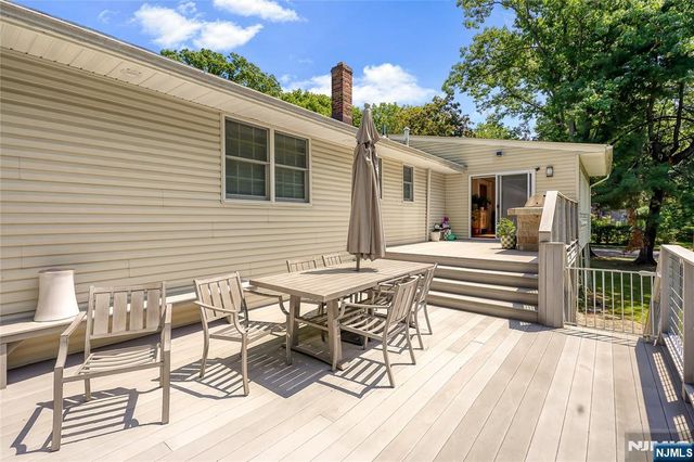 318 Briarcliff Lane, Paramus, NJ 07652