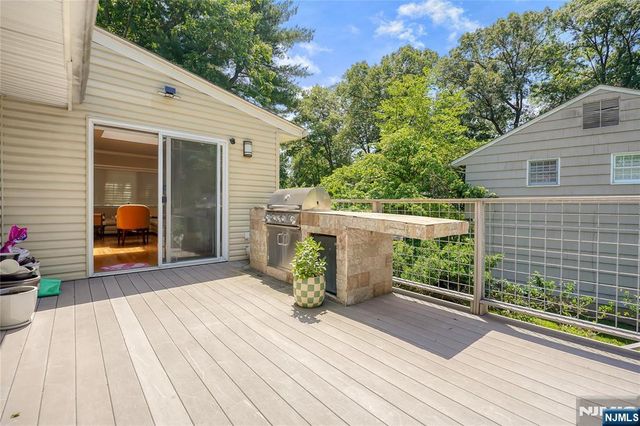 318 Briarcliff Lane, Paramus, NJ 07652