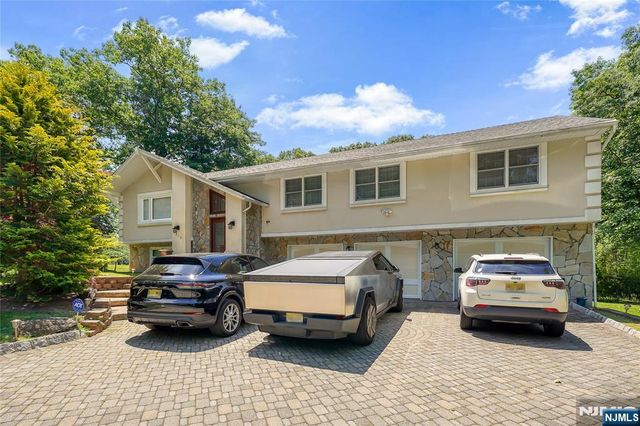 318 Briarcliff Lane, Paramus, NJ 07652