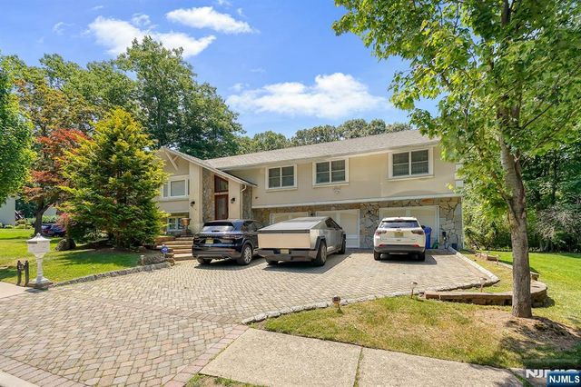 318 Briarcliff Lane, Paramus, NJ 07652