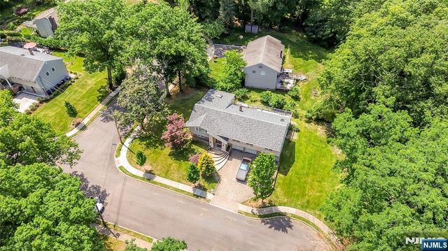 318 Briarcliff Lane, Paramus, NJ 07652