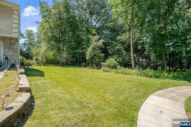 318 Briarcliff Lane, Paramus, NJ 07652